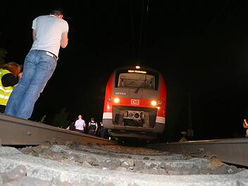 Der Zug, in dem am Montagabend die schreckliche Bluttat geschah, bei der mindestens vier Menschen verletzt wurden. Foto: Karl-Josef Hildenbrand, dpa