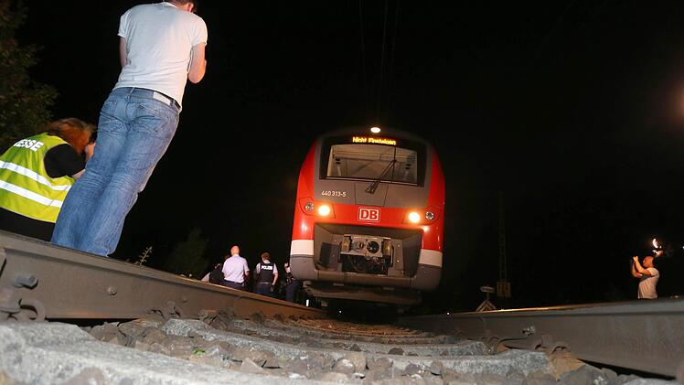 Der Zug, in dem am Montagabend die schreckliche Bluttat geschah, bei der mindestens vier Menschen verletzt wurden. Foto: Karl-Josef Hildenbrand, dpa