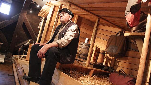 Museumsf&uuml;hrer Dieter Murmann sitzt auf einem nachgebauten Flo&szlig;. Zu sehen ist dieses im Fl&ouml;&szlig;ermuseum in Unterrodach.  Fotos: Maximilian Glas