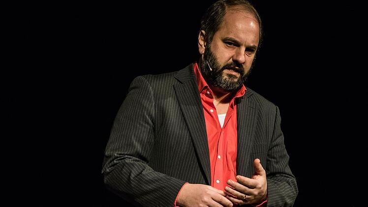 Matthias Egersdörfer bei seinem Auftritt im ausverkauften Saal des "Schwarzen Bären" in Beiersdorf Foto: Jochen Berger