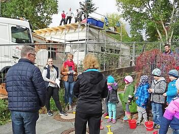 Bürgermeister Möhrlein (links) freut sich mit den Kindern und Betreuerinnen auf die neuen Räumlichkeiten. Foto: Andrea Spörlein