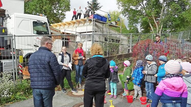 Bürgermeister Möhrlein (links) freut sich mit den Kindern und Betreuerinnen auf die neuen Räumlichkeiten. Foto: Andrea Spörlein
