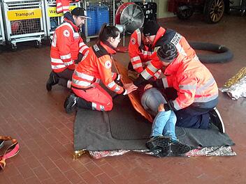 Jeder einzelne Handgriff muss sitzen, wenn es um die Rettung und den Transport von verletzten Personen geht. Bei der Umlagerung des Patienten ist größte Vorsicht und Sorgfalt geboten, alles will gut koordiniert sein. Fotos: Rolf Pralle