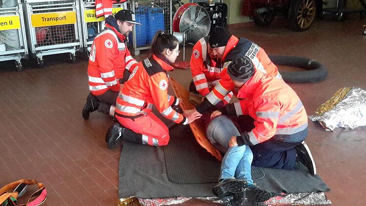 Jeder einzelne Handgriff muss sitzen, wenn es um die Rettung und den Transport von verletzten Personen geht. Bei der Umlagerung des Patienten ist größte Vorsicht und Sorgfalt geboten, alles will gut koordiniert sein. Fotos: Rolf Pralle