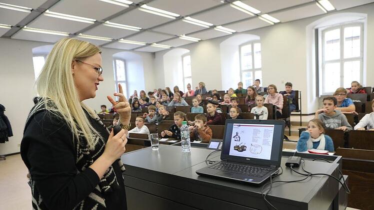 Am Samstag bestiegen rund 90 junge Studierende eine Zeitmaschine und reisten mit Valentina Ringelmann ins mittelalterliche Bamberg. Foto: Barbara Herbst