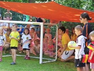 Traditionell gab es beim Pfarr- und Kindergartenfest eine Aufführung der Kindergartenkinder, hier mit kleinen Fußballern.  Foto: Heike Beudert