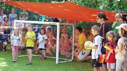 Traditionell gab es beim Pfarr- und Kindergartenfest eine Aufführung der Kindergartenkinder, hier mit kleinen Fußballern.  Foto: Heike Beudert