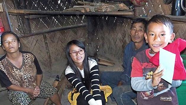 Ein kleiner Junge freut sich &uuml;ber einen Brief und ein Geschenk aus Weisendorf. Foto: privat