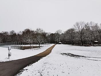 Schnee in Bamberg: Verschneiter Spielplatz im Haingebiet