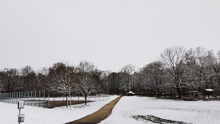 Schnee in Bamberg: Verschneiter Spielplatz im Haingebiet