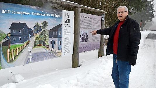 Alfred Schaden zeigt auf die Infotafel, die an einen Gebietsaustausch mit der damaligen DDR erinnert.