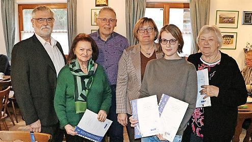 Der VdK Gundelsdorf-Glosberg zeichnete langjährige und aktive Mitglieder aus. Das Bild zeigt (von links) Vorsitzenden Franz Josef Wich, Elisabeth Mayer, stellvertretenden Vorsitzenden Stefan Auer, VdK-Kreisvorsitzende Susanne Daum, Kristina Wich u...