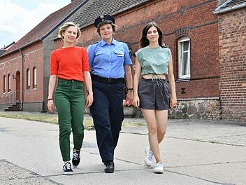 Melanie (Annett Sawallisch, Mitte) arbeitet als Polizistin im Dorf Wolfswinkel. Als ihre Freundin Lydia (Claudia Eisinger, rechts) ins Dorf zurückkehrt, löst sie ein ziemliches Chaos aus. Anja (Alina Levshin, links) möchte das unbedingt verhindern.