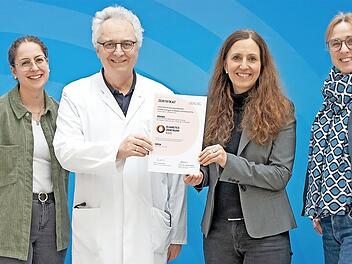 Freuen sich &uuml;ber die Rezertifizierung der Hescuro Klinik Bad Bocklet als &bdquo;Diabeteszentrum DDG&ldquo;: (von links) Melanie Kuhn (Diabetesberaterin DDG), Dr. Dietmar Br&uuml;ckl (Chefarzt Innere Medizin), Dr. Antje Geier (Kaufm&auml;nnische Leiterin) und Sigrid Ger...