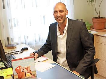 Vor allem das Wir-Gefühl ist Karl-Heinz Deublein wichtig. Neue Sichtweisen zeigen ihm manchmal die Sprüche aus dem Kalender.  Foto: Robert Huger