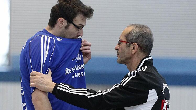 Julian Sommer (l.) und seine Mannschaftskameraden werden die Ratschläge von Trainer Uli Hillebrand (r.) beherzigen, wenn es darum geht, im Spitzenspiel die SG Bad Rodach/Großwalbur zu schlagen. Foto: sportpress