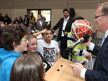 Da kommt Freude auf: Oberbürgermeister Andreas Starke überreichte sein Basketball-Geschenk an Jugendliche aus der Gereuth. Foto: Bertram Wagner