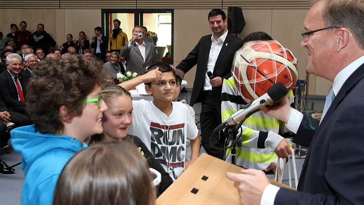Da kommt Freude auf: Oberbürgermeister Andreas Starke überreichte sein Basketball-Geschenk an Jugendliche aus der Gereuth. Foto: Bertram Wagner