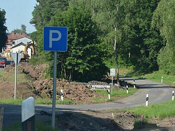 Die Arbeiten am neuen Radweg laufen, wie auf diesem Bild im Hintergrund zu sehen ist. Der gut frequentierte Parkplatz am Ortsrand von Birkenfeld (im Vordergrund) soll im Zug des Radwegebaus aufgelassen werden. Die meisten Maroldsweisacher Gemeinderäte sprachen sich dagegen aus, werden aber kaum etwas gegen die Pläne des Staatlichen Bauamtes ausrichten können.  Fotos: Gerhard Schmidt