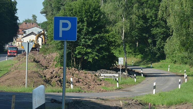 Die Arbeiten am neuen Radweg laufen, wie auf diesem Bild im Hintergrund zu sehen ist. Der gut frequentierte Parkplatz am Ortsrand von Birkenfeld (im Vordergrund) soll im Zug des Radwegebaus aufgelassen werden. Die meisten Maroldsweisacher Gemeinderäte sprachen sich dagegen aus, werden aber kaum etwas gegen die Pläne des Staatlichen Bauamtes ausrichten können.  Fotos: Gerhard Schmidt