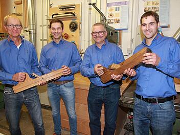Christian-Robert (links) und Thomas Hümmer übergeben den Handwerksbetrieb an ihre Söhne Max und Philipp Hümmer (r.). Foto: M. Erlwein