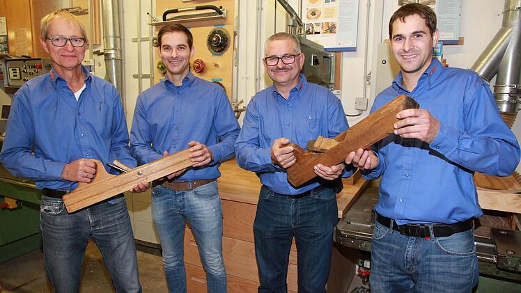 Christian-Robert (links) und Thomas Hümmer übergeben den Handwerksbetrieb an ihre Söhne Max und Philipp Hümmer (r.). Foto: M. Erlwein