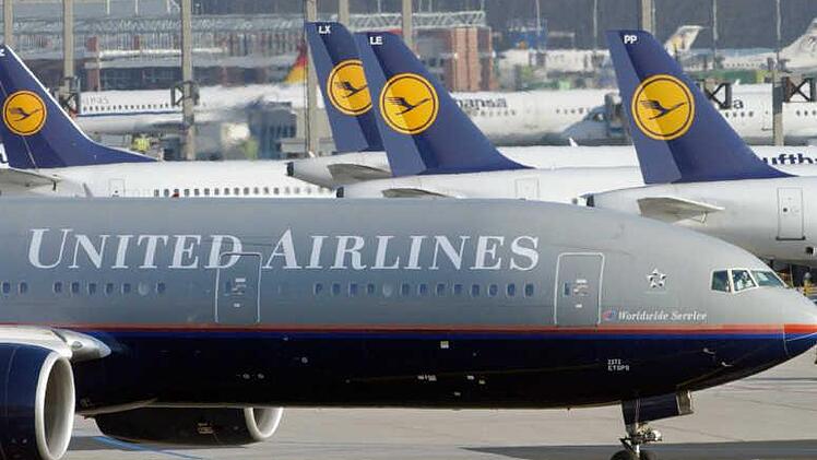 Wegen eines &uuml;berbuchten Fluges musste ein Passagier gewaltsam aus einem Flugzeug in Chicago gezerrt werden. Symbolbild: dpa/lhe