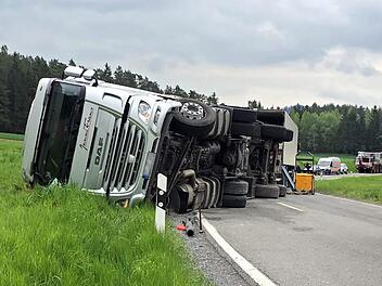 Der Lkw geriet ins Bankett und kippte daraufhin um. Foto: Feuerwehr Kaltenbrunn