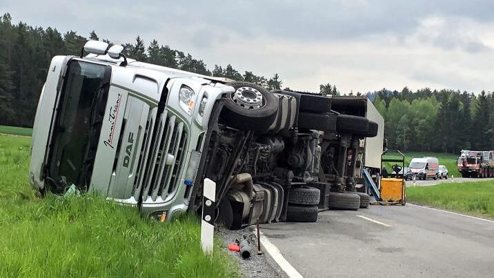 Der Lkw geriet ins Bankett und kippte daraufhin um. Foto: Feuerwehr Kaltenbrunn
