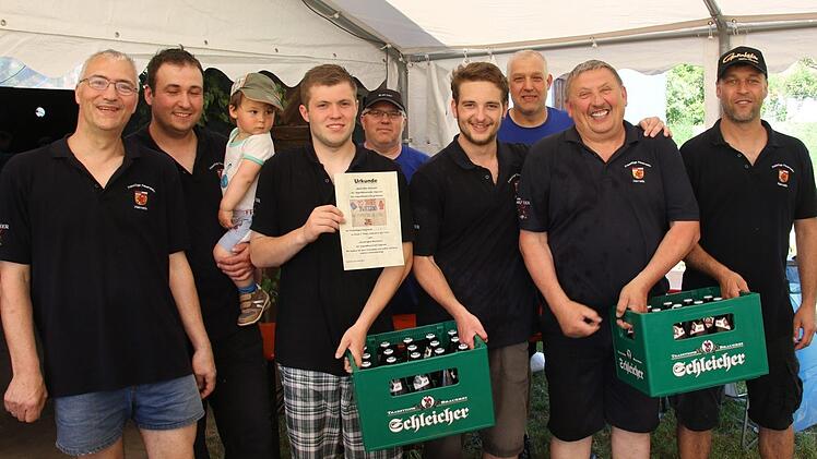 Die Feuerwehr Herreth siegte beim Spiel ohne Grenzen und ist die gesuchte "Wehr der Wehren im Itzgrund", von links: Jörg Eppler Daniel Spaderna, Lukas Fischer, Patrick Kroker, Eduard Müller, Jens Gruner Foto: Michael Stelzner