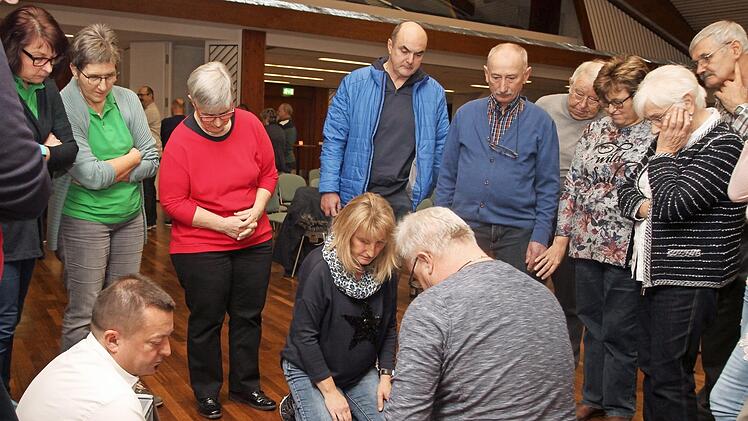 Die Teilnehmer übten die Reanimation. Dabei half unter anderem Wolfgang Brühl vom Bayerischen Roten Kreuz (links, vorne).  Foto: Günther Geiling
