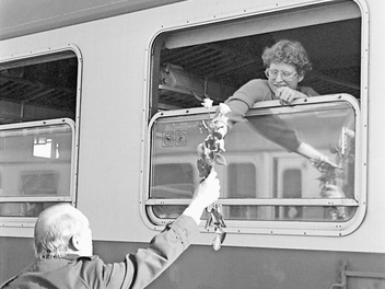 Dokument des Mauerfalls: Am Bamberger Bahnhof heißt Oberbürgermeister Paul Röhner eine DDR-Bürgerin mit ein paar Blümchen willkommen.  Foto: Stadtarchiv