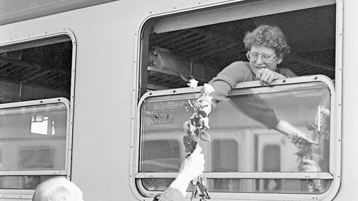 Dokument des Mauerfalls: Am Bamberger Bahnhof heißt Oberbürgermeister Paul Röhner eine DDR-Bürgerin mit ein paar Blümchen willkommen.  Foto: Stadtarchiv