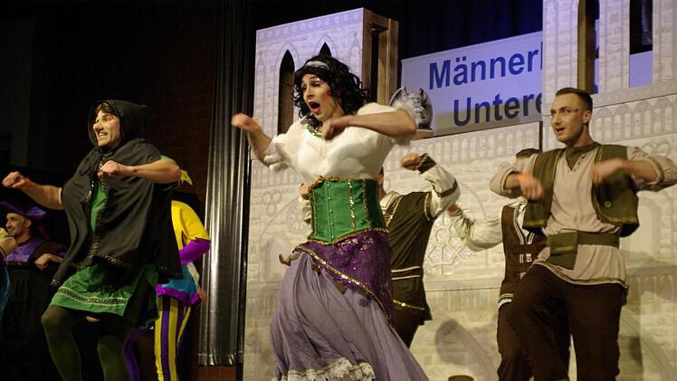 Perfekt in Choreografie, Gestik und Mimik: Die Ture-Dancers aus Zellingen. Winfried Ehling