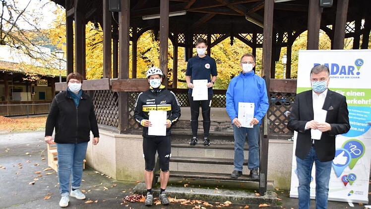 Die Teams mit den meisten Mitgliedern:  Gold für BRK Kulmbach (Ines Sack), Silber für Leuchertz-Radler (Manfred Ott) und Bronze für ASV Triathlon Kulmbach (Klaus Eber) - hier mit Ingrid Flieger und Landrat Klaus Peter Söllner - Foto Uschi Prawitz
