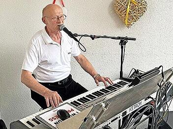 Der Musiker Reinhold Eberlein unterhielt die Besucher und Bewohner beim Sommerfest im BRK-Heim.