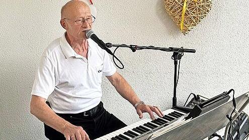 Der Musiker Reinhold Eberlein unterhielt die Besucher und Bewohner beim Sommerfest im BRK-Heim.