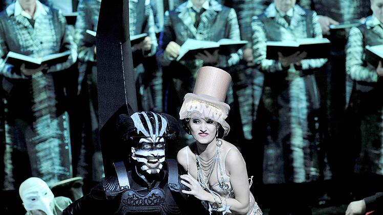 Die Sopranistin Anna Prohaska in der weiblichen Hauptrolle der Inanna in der Uraufführung der Oper "Babylon". Foto: Frank Leonhardt/dpa