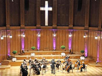 Das Kammerorchester Bad Kissingen, unter der musikalischen Leitung von Kantor Jörg Wöltche, ließ mit seiner Musik die Zuhörer das Leiden und Sterben Jesu neu durchleben. Fotos: Peter Klopf