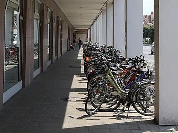 Das "Atrium" ist zur Zeit wenig mehr als ein besser Abstellplatz für Fahrräder.  Fotos: Barbara Herbst