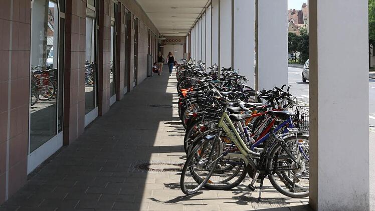 Das "Atrium" ist zur Zeit wenig mehr als ein besser Abstellplatz für Fahrräder.  Fotos: Barbara Herbst