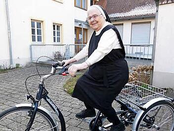 Schwester Helene macht sich mit ihrem Dreirad auf, um alte und kranke Menschen in Kemmern zu besuchen. Foto: Marion Krüger-Hundrup