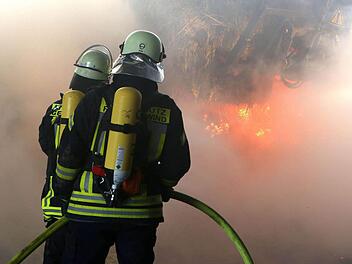 Feuerwehrmänner beim Löschen. Im Baunacher Fall hat einer der Täter selbst die Feuerwehr gerufen. Das Gartenhäuschen war aber nicht mehr zu retten. Symbolbild: NEWS5/Herse