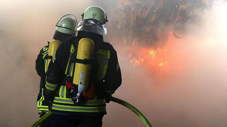 Feuerwehrmänner beim Löschen. Im Baunacher Fall hat einer der Täter selbst die Feuerwehr gerufen. Das Gartenhäuschen war aber nicht mehr zu retten. Symbolbild: NEWS5/Herse