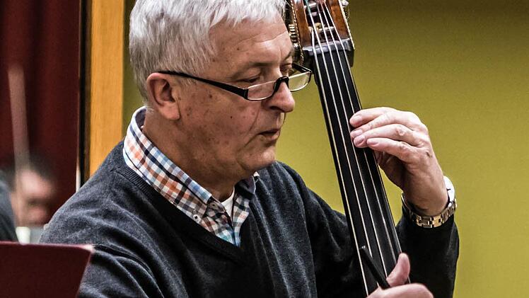 Impressionen von der Probenarbeit mit dem Orchester der "Gesellschaft der Musikfreunde Neustadt" unter Leitung von Hans Stähli. Fotos: Jochen Berger