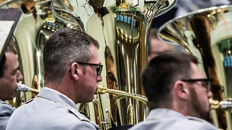 Impressionen vom Auftritt des Heeresmusikkorps Veitshöchheim in der Sporthalle der PestalozzischuleFoto: Jochen Berger