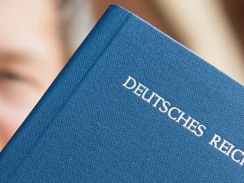 Sogenannte Reichsbürger pochen auf eigene Dokumente, wie diesen Reisepass. Die Polizeigewerkschaft schlägt deshalb jetzt vor, Reichsbürgern sogar den Führerschein wegzunehmen. Foto: Patrick Seeger/dpa