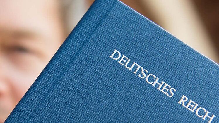 Sogenannte Reichsbürger pochen auf eigene Dokumente, wie diesen Reisepass. Die Polizeigewerkschaft schlägt deshalb jetzt vor, Reichsbürgern sogar den Führerschein wegzunehmen. Foto: Patrick Seeger/dpa
