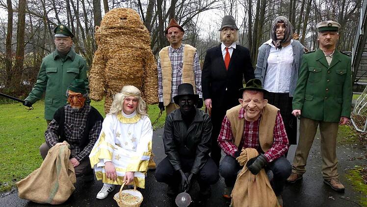 In Trebgast pflegen junge Männer den Brauch der Strohberta.  Foto: Dieter Hübner