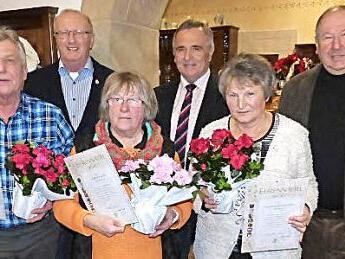Für ihre langjährige Treue wurden Mitglieder des Obst- und Gartenbauvereins Kupferberg ausgezeichnet. Unser Bild zeigt (von links) Reinhard Schmidtkunz, Ortsvorsitzenden Gerhard Schicker, Elsbeth Bauer, Kreisvorsitzenden Günter Reif, Gerlinde Blinninger und Bürgermeister Alfred Kolenda. Es fehlt Richard Steinlein. Foto: Klaus-Peter Wulf